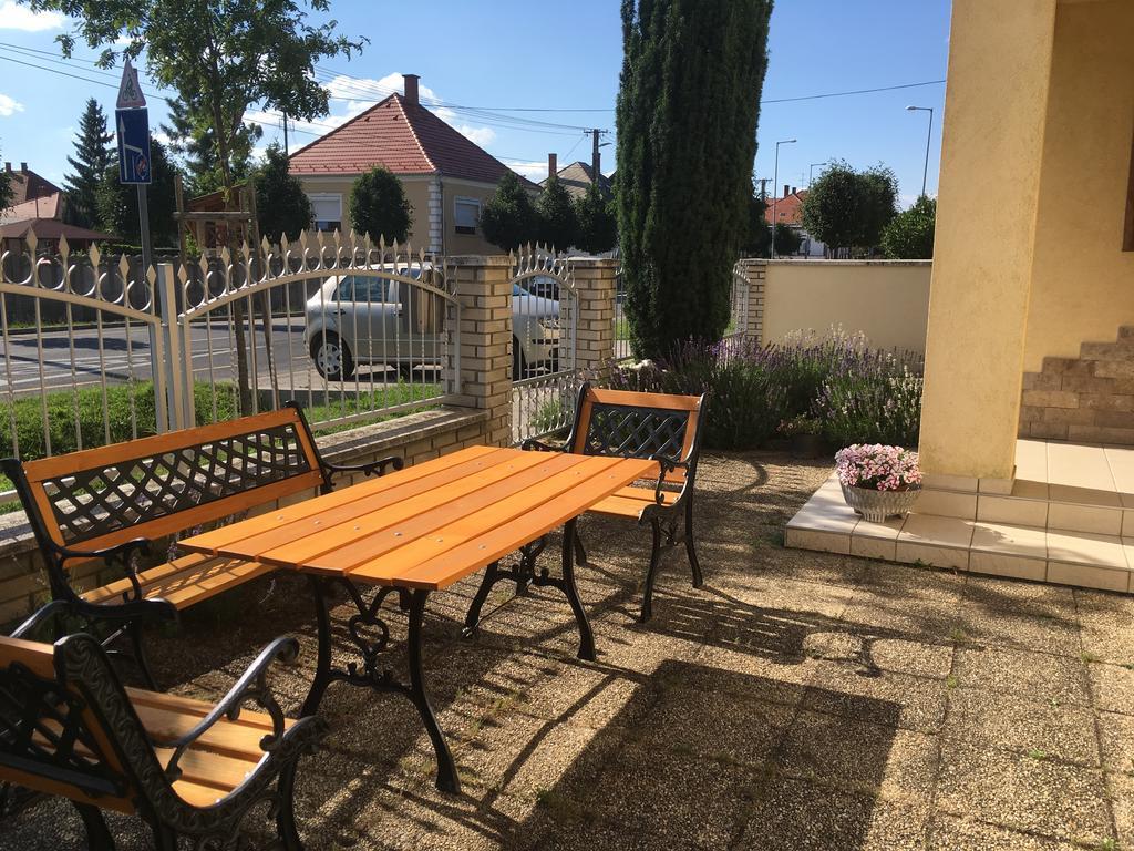 Boezsi Apartman Sarvar Exterior photo
